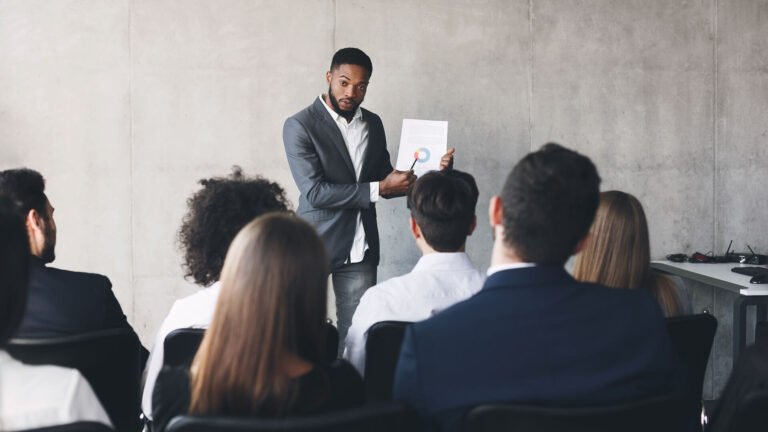 Gerenciando Momentos Difíceis: Dicas para Lidar com Demissões e Comunicar Más Notícias à sua Equipe de Vendas